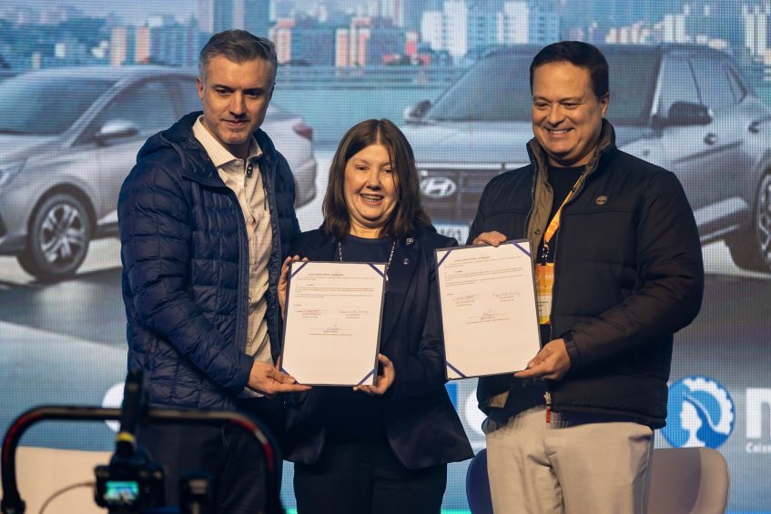 O-presidente-do-Confea-Eng.-Vinicius-Marchese-a-presidente-do-Crea-SP-Eng.-Ligia-Mackey-e-o-vice-presidente-da-Hyundai-Motor-Brasil-e-America-Latina-Eng.-Ricardo-Martins-847x565